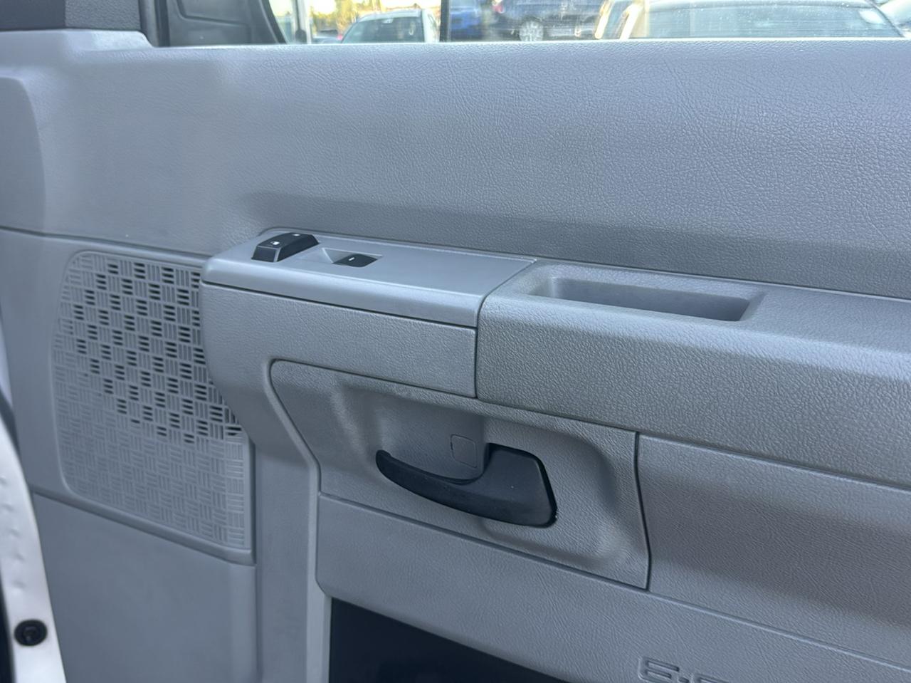 Ford Econoline E-350 XL Super Duty 2014