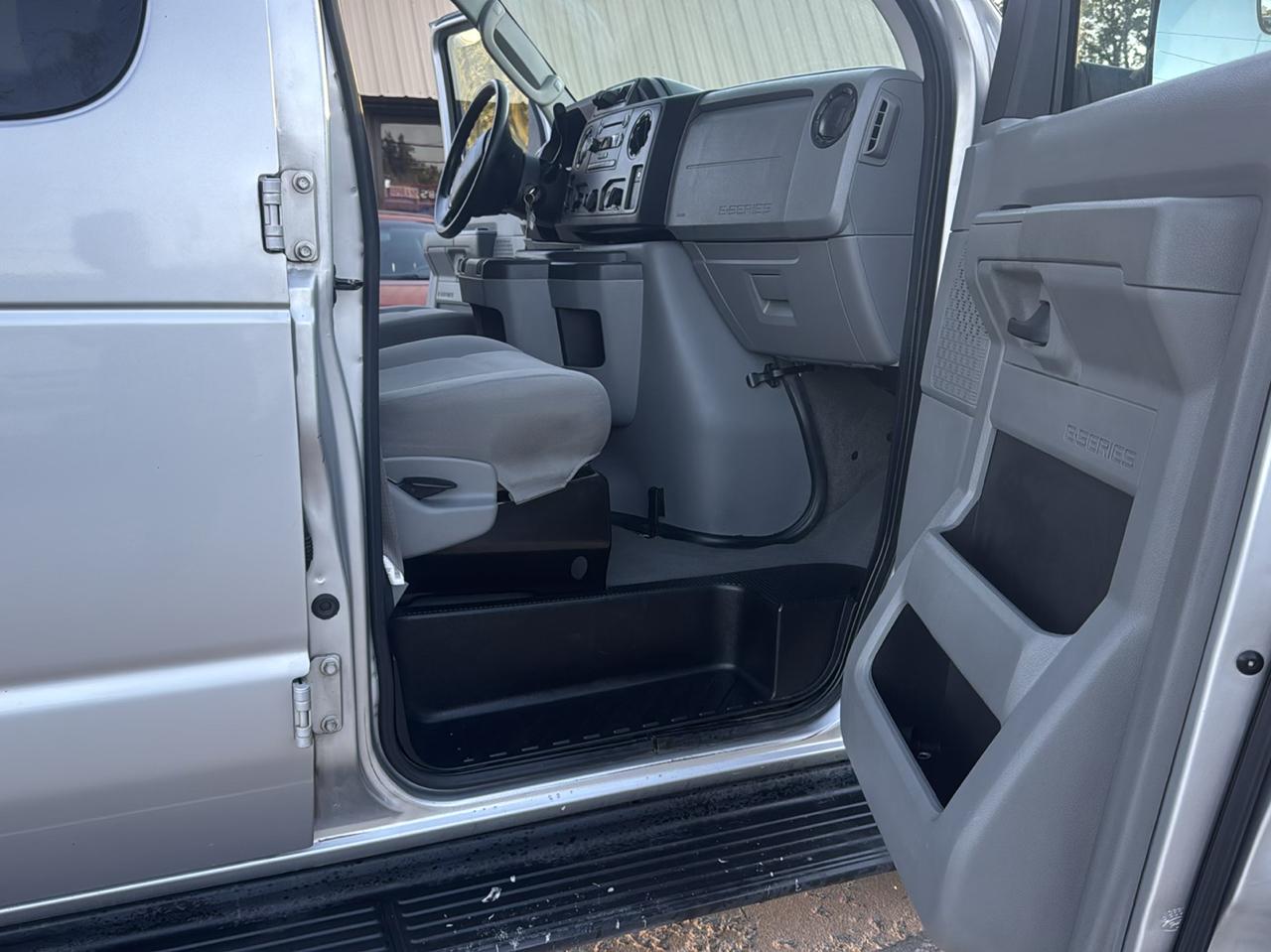 Ford Econoline E-350 XL Super Duty 2014