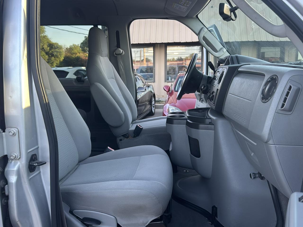Ford Econoline E-350 XL Super Duty 2014
