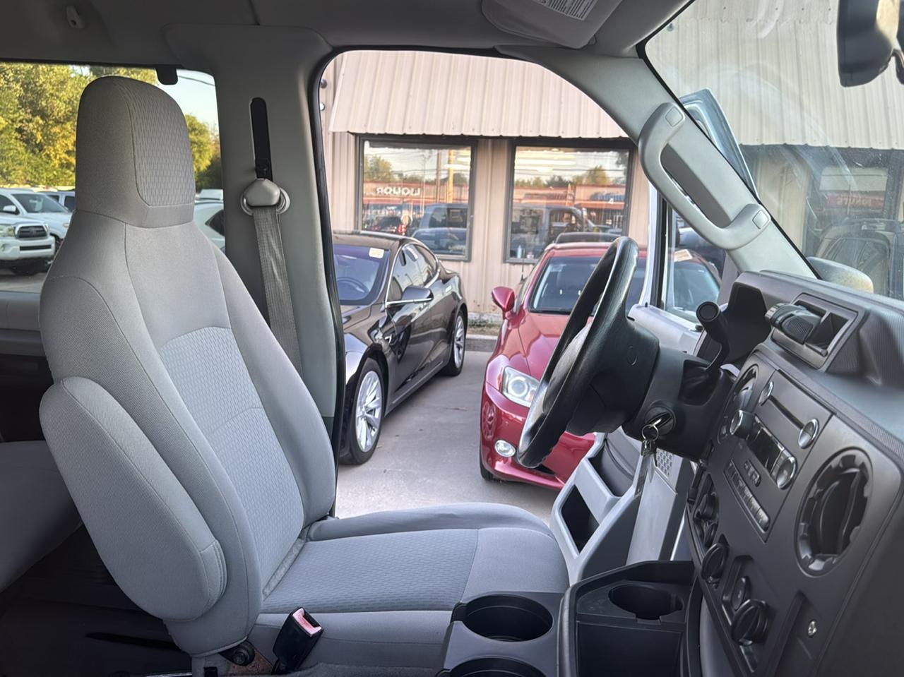 Ford Econoline E-350 XL Super Duty 2014