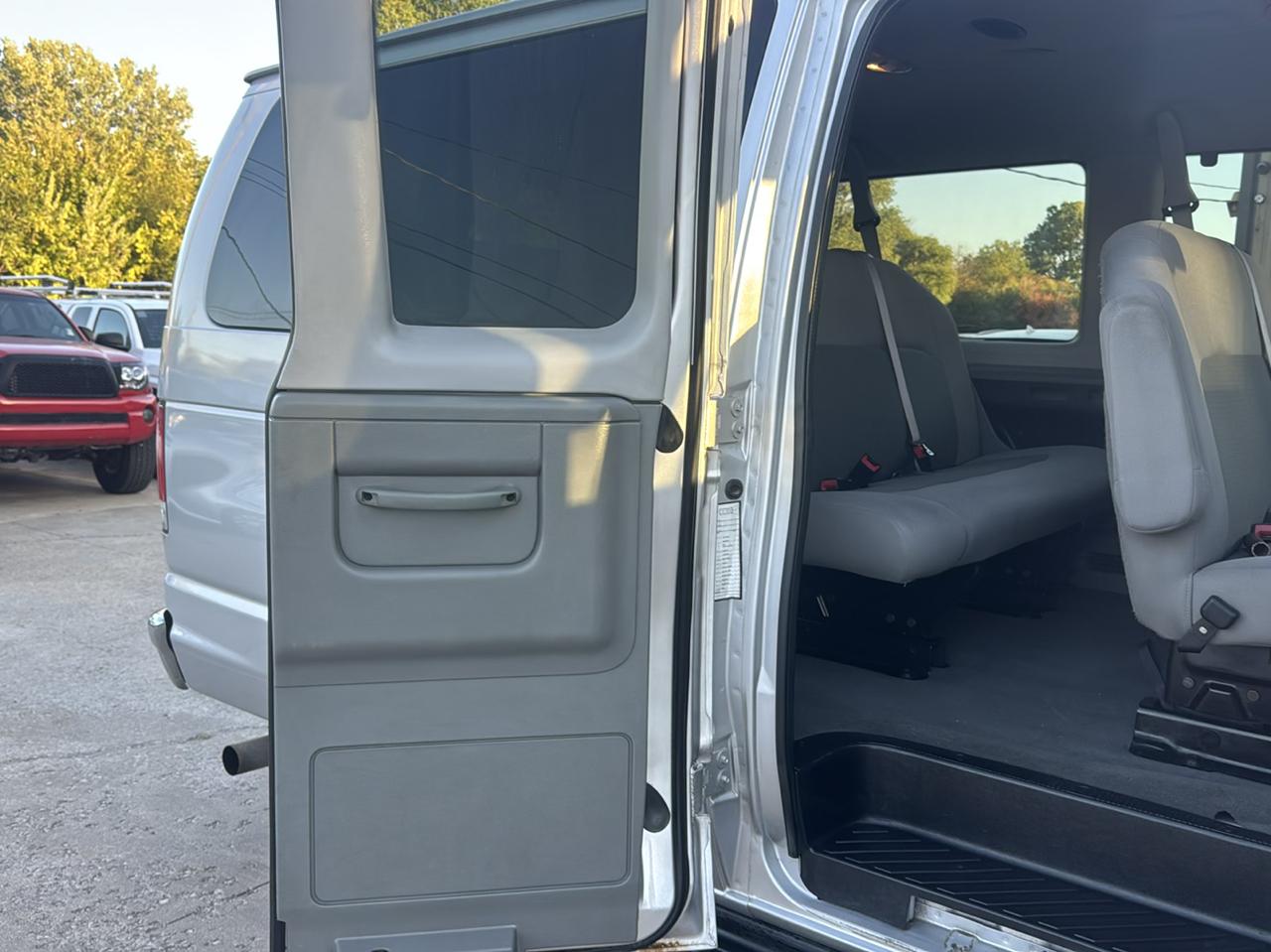 Ford Econoline E-350 XL Super Duty 2014