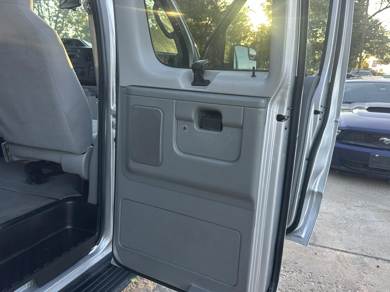 Ford Econoline E-350 XL Super Duty 2014
