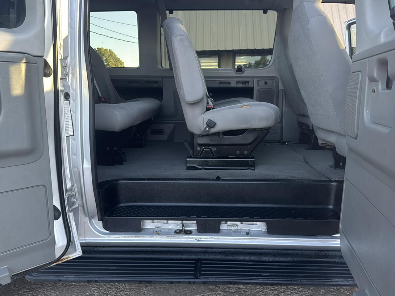 Ford Econoline E-350 XL Super Duty 2014