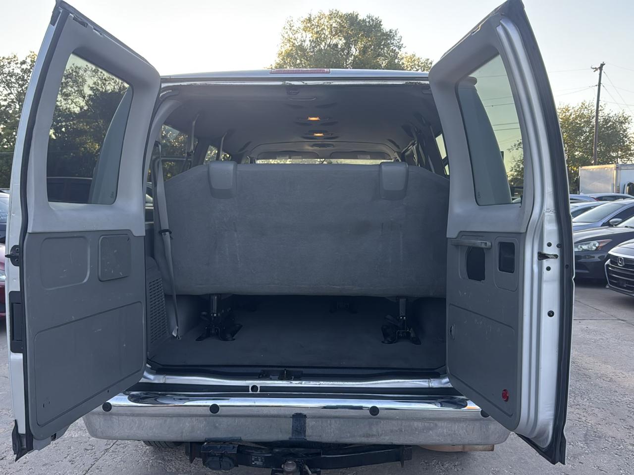 Ford Econoline E-350 XL Super Duty 2014