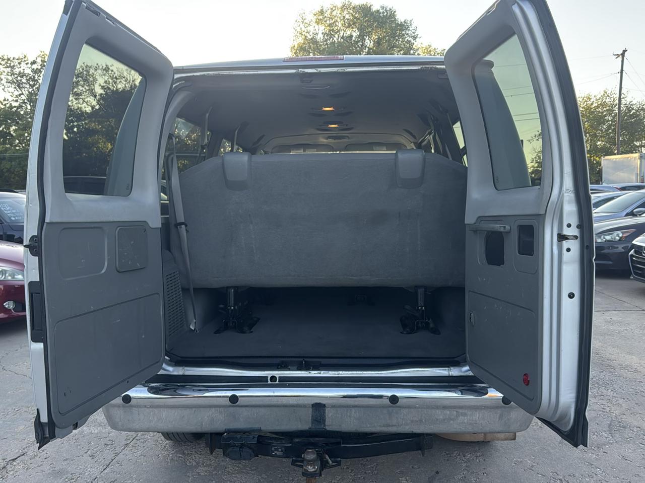 Ford Econoline E-350 XL Super Duty 2014