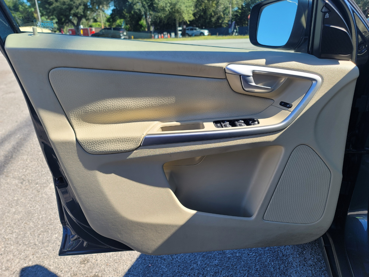 Volvo XC60 4dr 3.2L R-Design 2011 Volvo XC60 4dr 3.2L R-Design 2011