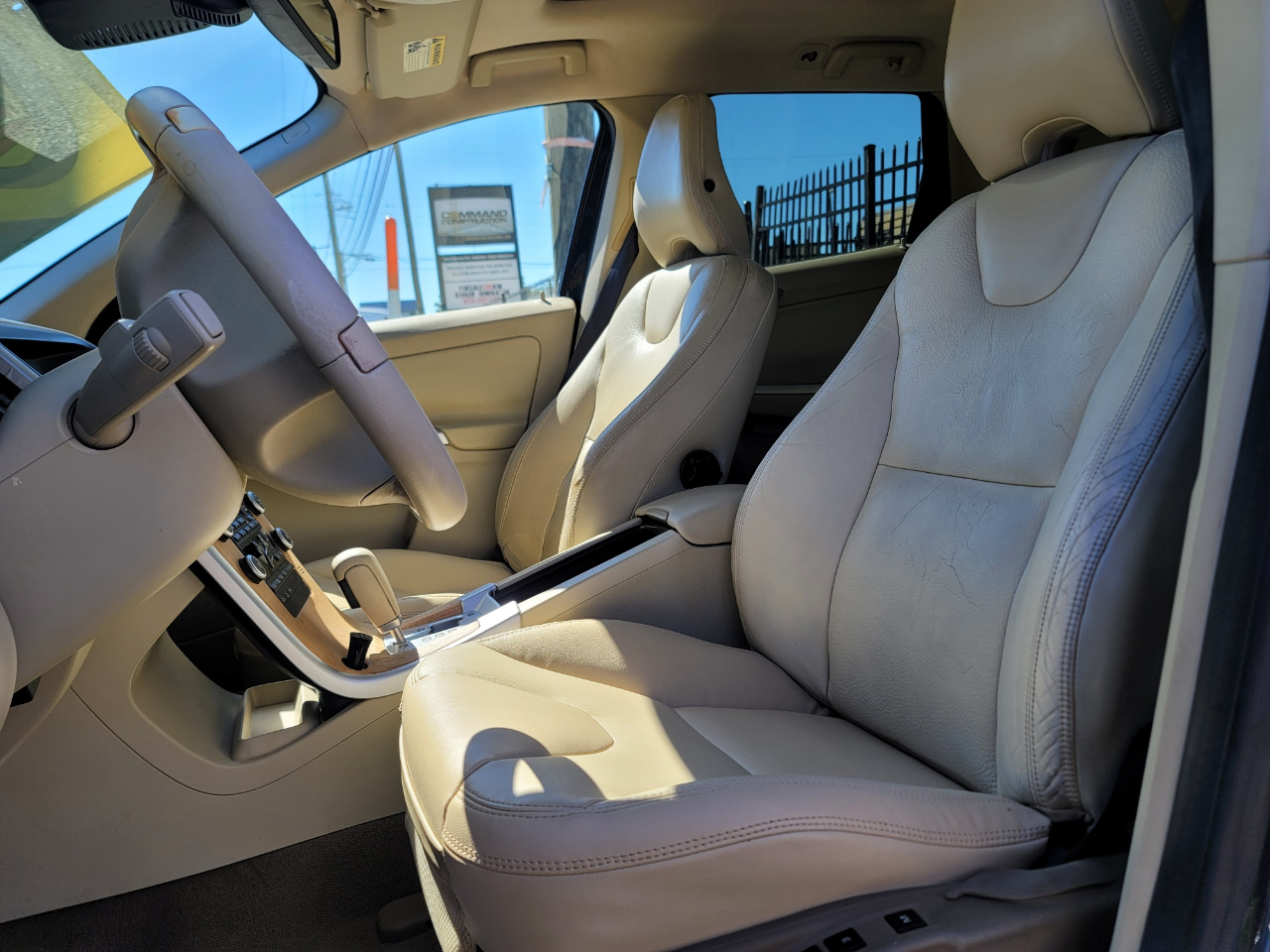 Volvo XC60 4dr 3.2L R-Design 2011 Volvo XC60 4dr 3.2L R-Design 2011