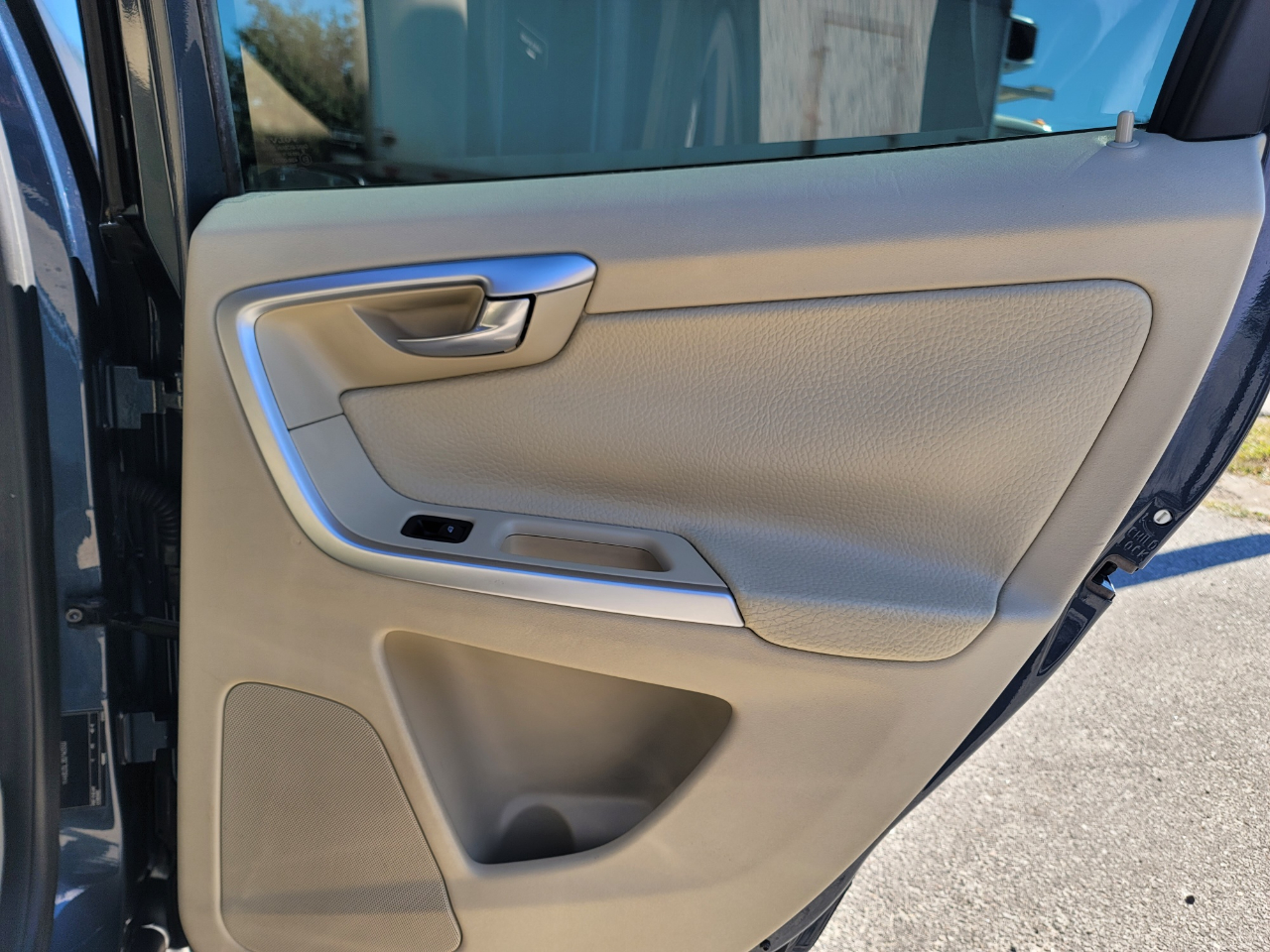 Volvo XC60 4dr 3.2L R-Design 2011 Volvo XC60 4dr 3.2L R-Design 2011