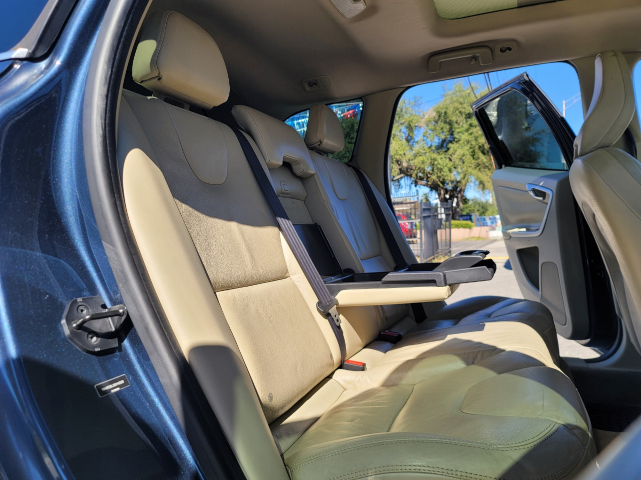 Volvo XC60 4dr 3.2L R-Design 2011 Volvo XC60 4dr 3.2L R-Design 2011