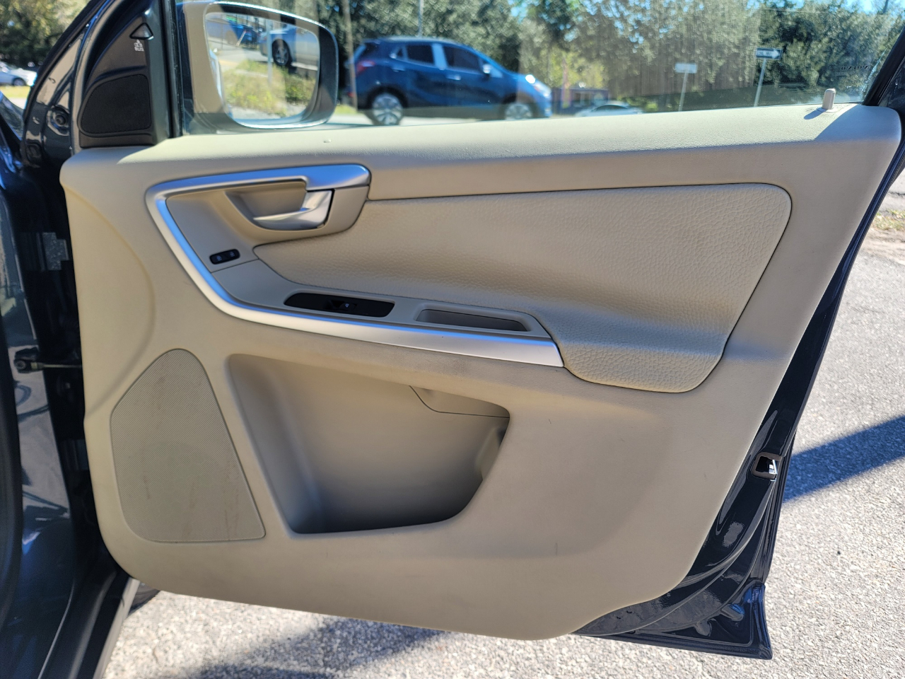 Volvo XC60 4dr 3.2L R-Design 2011 Volvo XC60 4dr 3.2L R-Design 2011