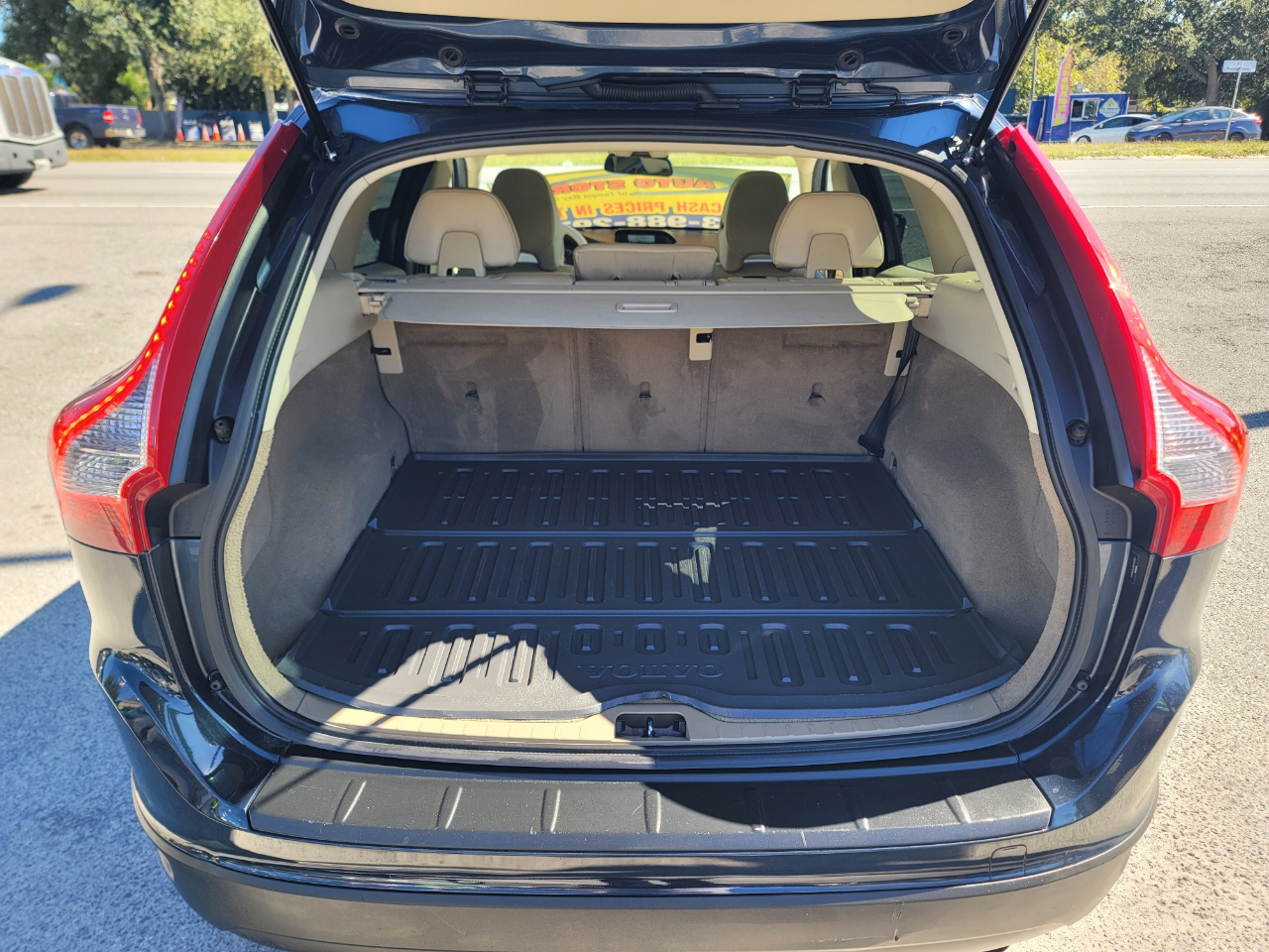 Volvo XC60 4dr 3.2L R-Design 2011 Volvo XC60 4dr 3.2L R-Design 2011