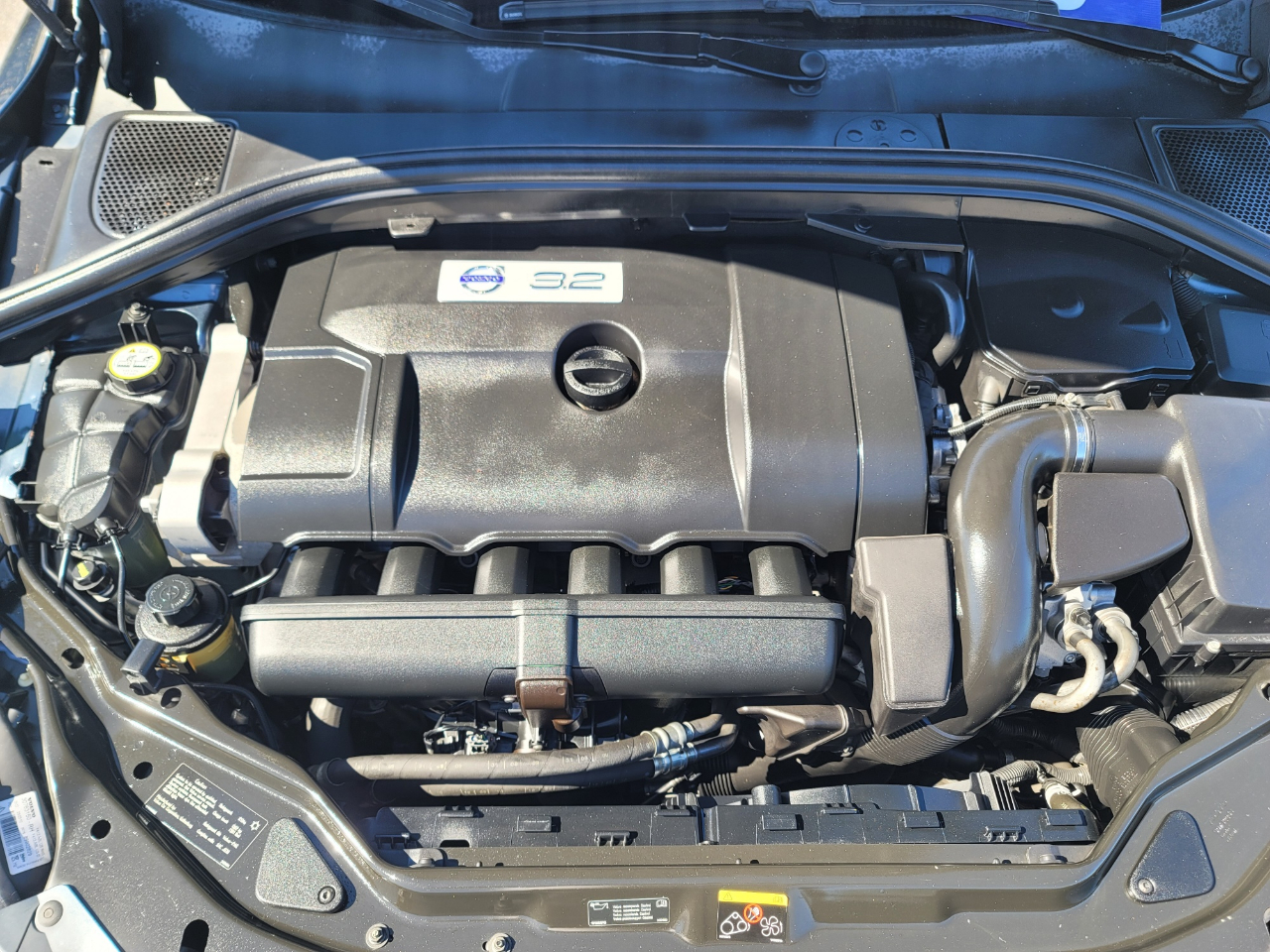 Volvo XC60 4dr 3.2L R-Design 2011 Volvo XC60 4dr 3.2L R-Design 2011