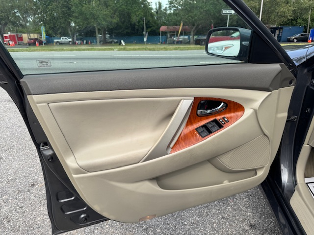 Toyota Camry XLE 6-Spd AT 2011