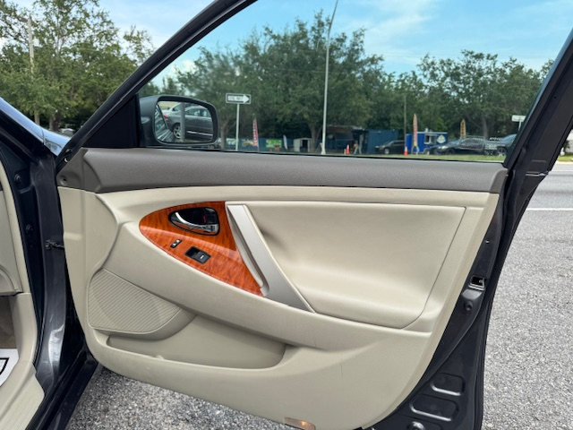 Toyota Camry XLE 6-Spd AT 2011