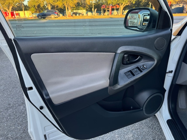 Toyota RAV4 Base I4 2WD 2011