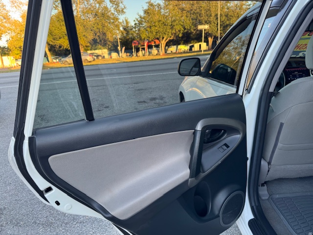 Toyota RAV4 Base I4 2WD 2011