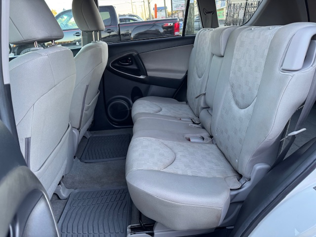 Toyota RAV4 Base I4 2WD 2011