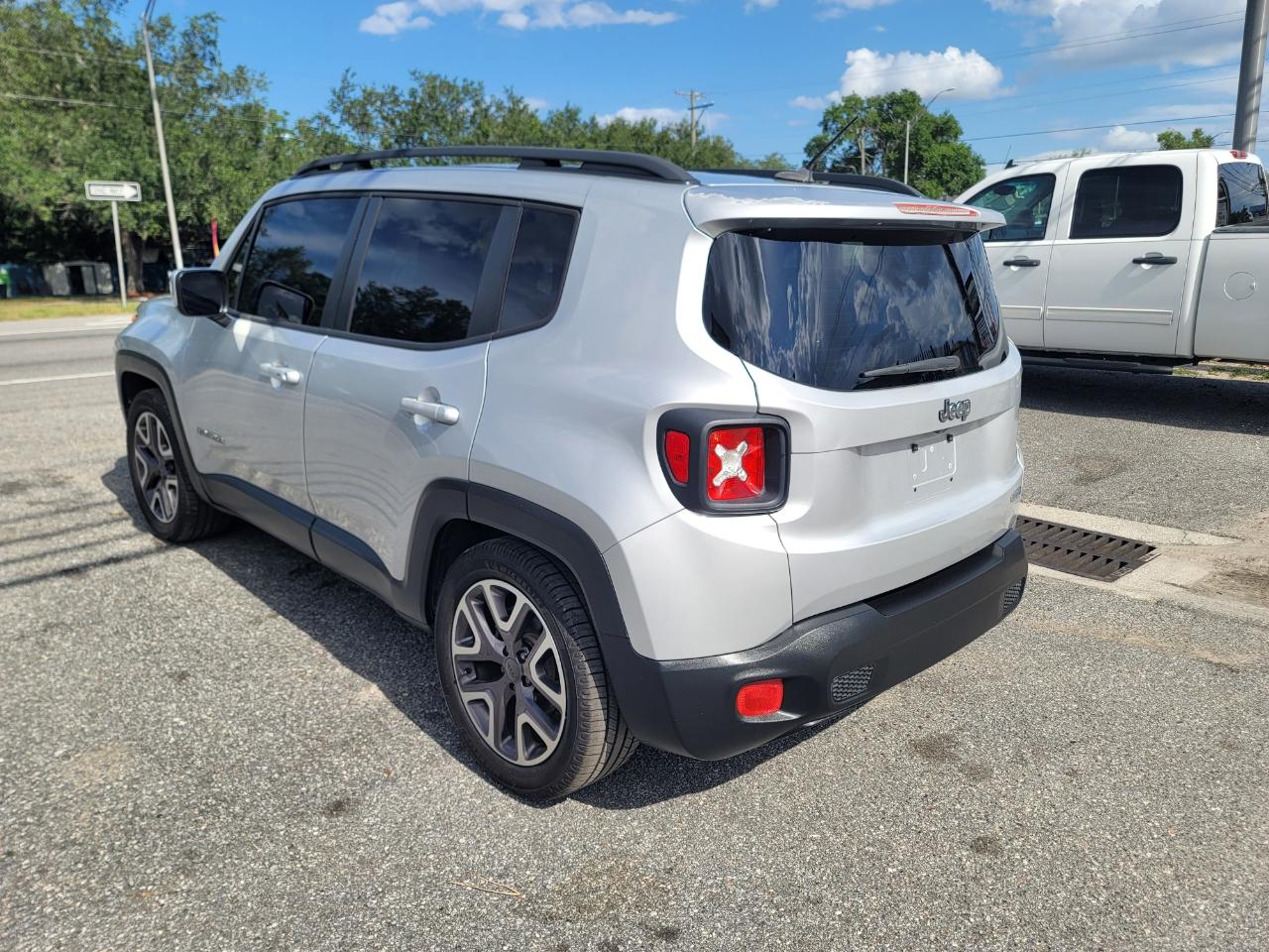 Jeep Renegade Latitude 4D SUV FWD 2015