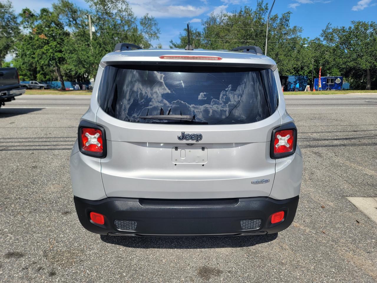 Jeep Renegade Latitude 4D SUV FWD 2015