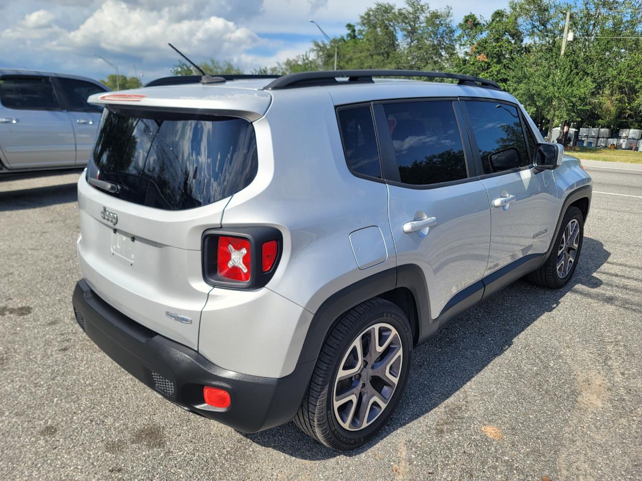 Jeep Renegade Latitude 4D SUV FWD 2015