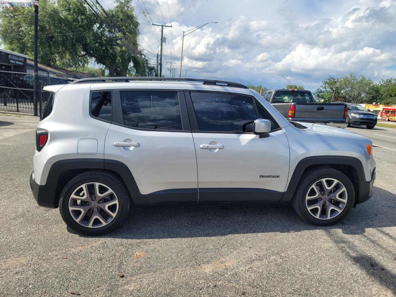 Jeep Renegade Latitude 4D SUV FWD 2015