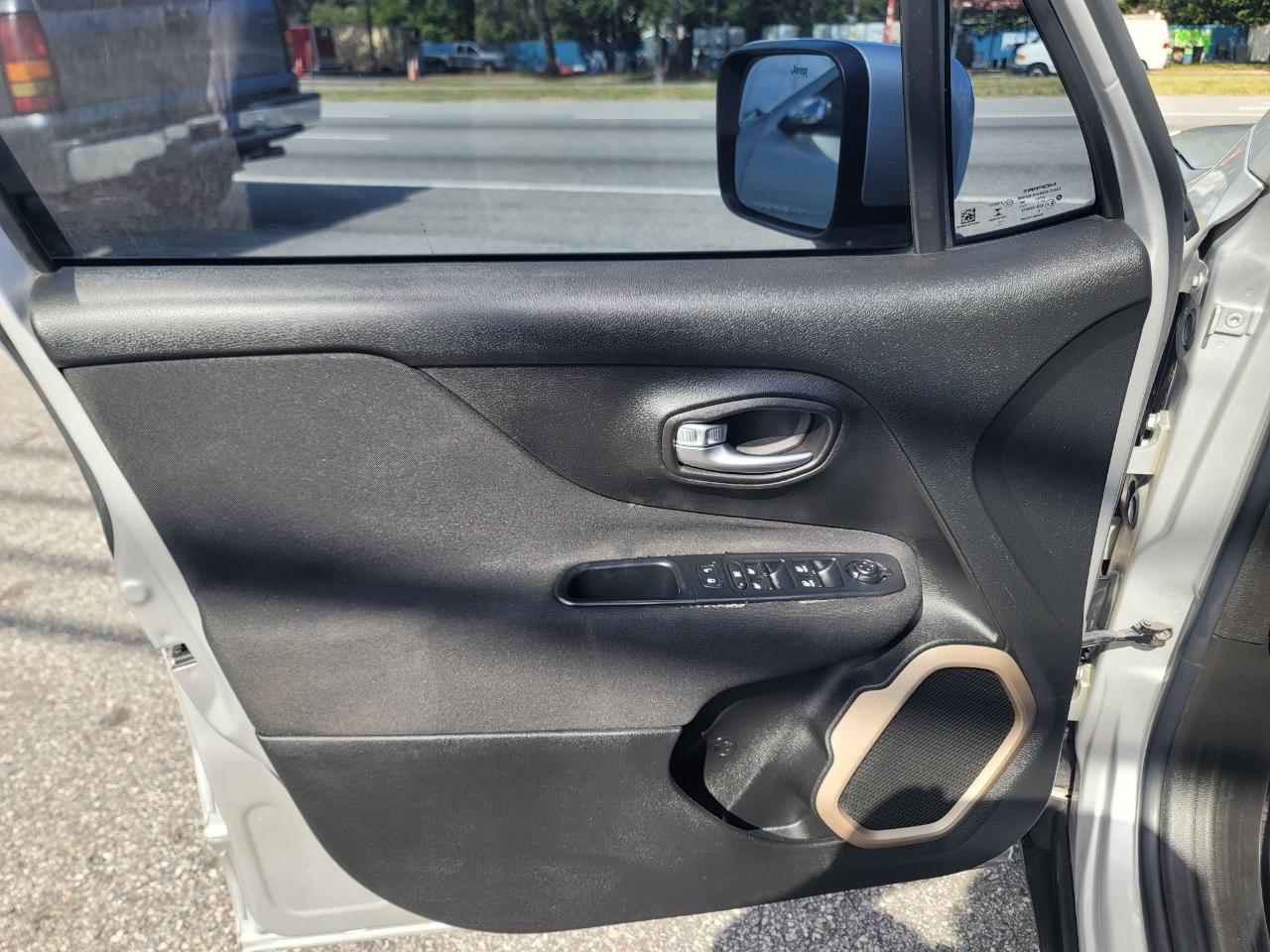 Jeep Renegade Latitude 4D SUV FWD 2015