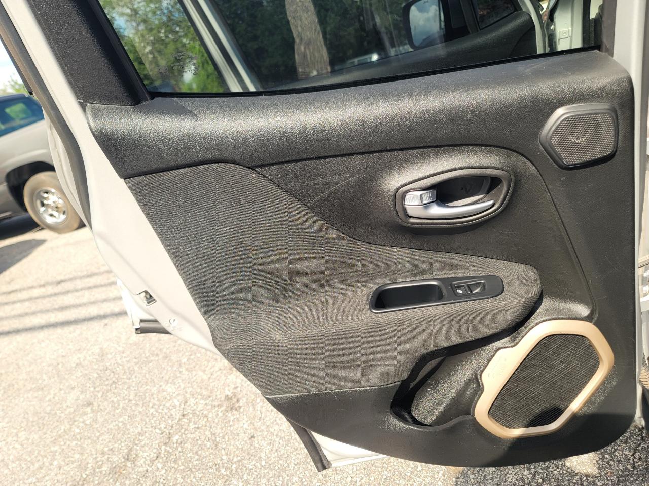 Jeep Renegade Latitude 4D SUV FWD 2015