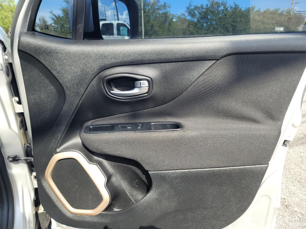Jeep Renegade Latitude 4D SUV FWD 2015
