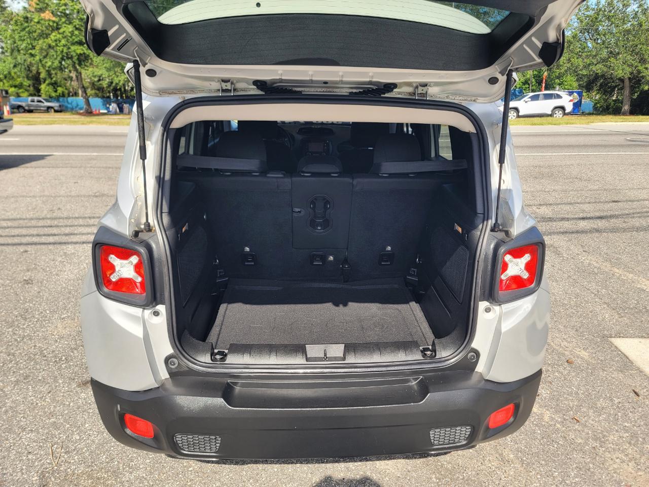 Jeep Renegade Latitude 4D SUV FWD 2015