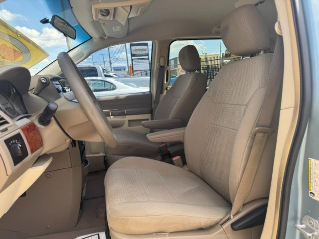 Chrysler Town & Country LX 2008
