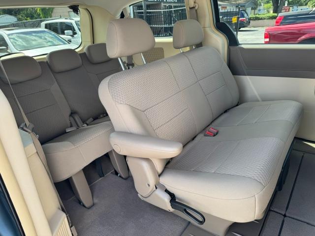 Chrysler Town & Country LX 2008