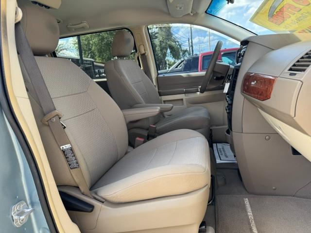 Chrysler Town & Country LX 2008