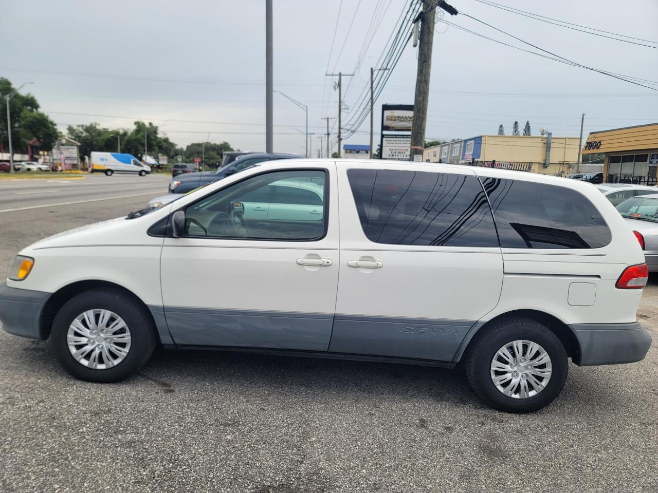 Toyota Sienna LE 2002
