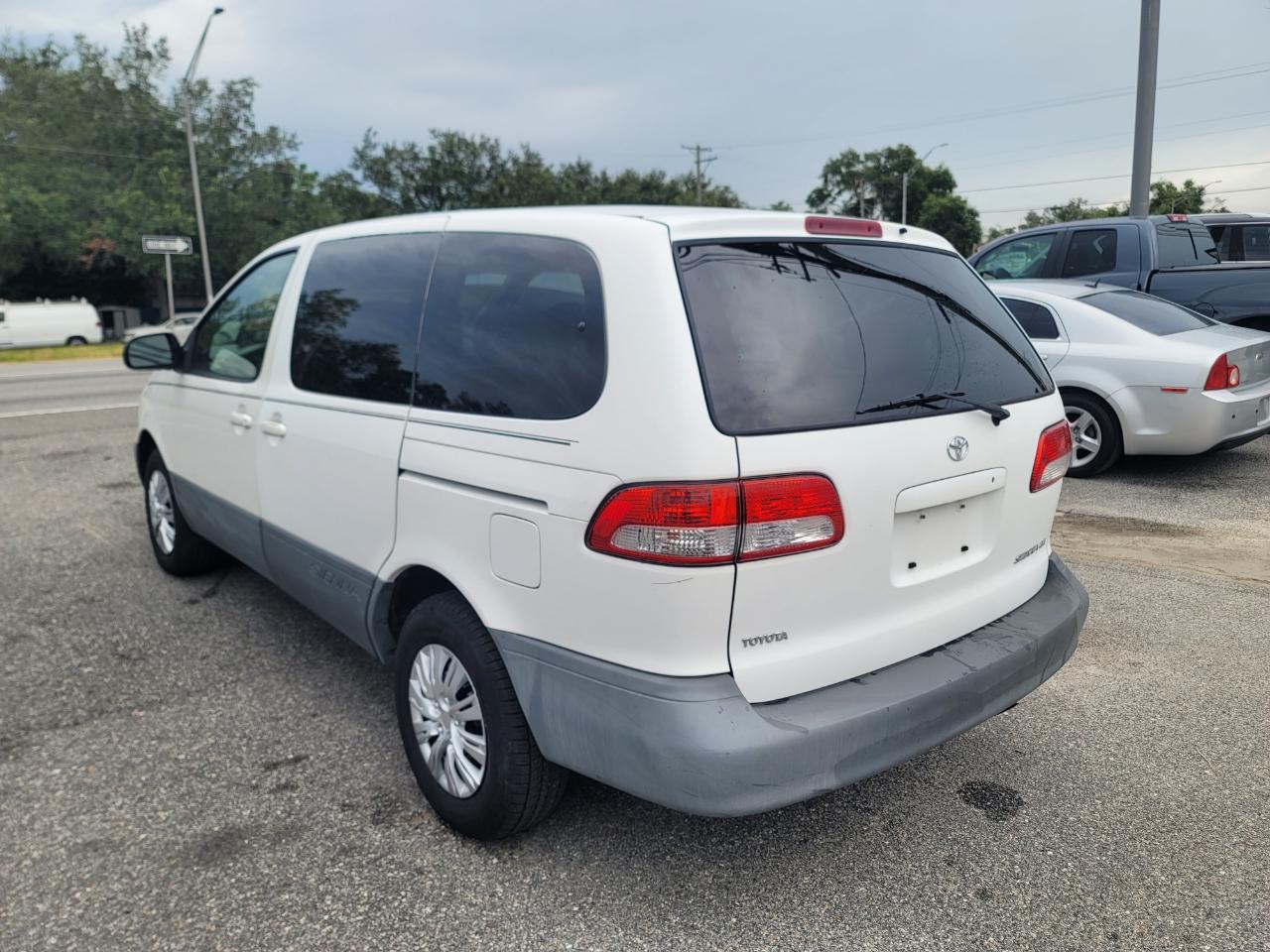 Toyota Sienna LE 2002