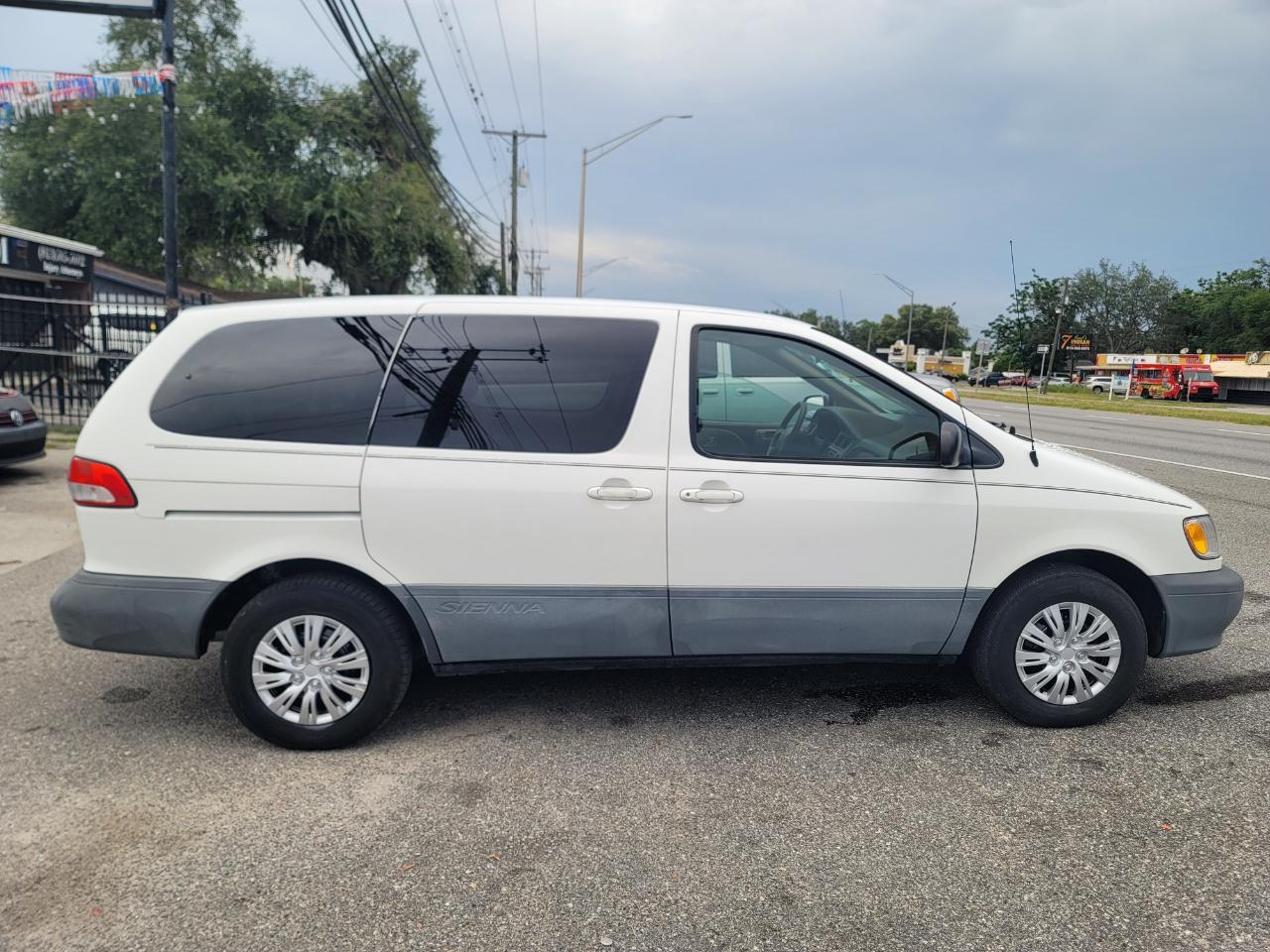 Toyota Sienna LE 2002