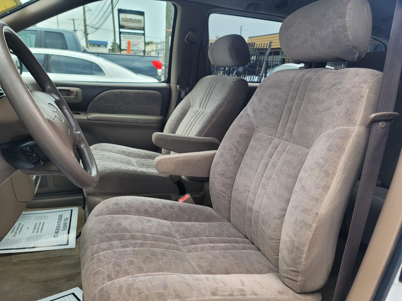 Toyota Sienna LE 2002