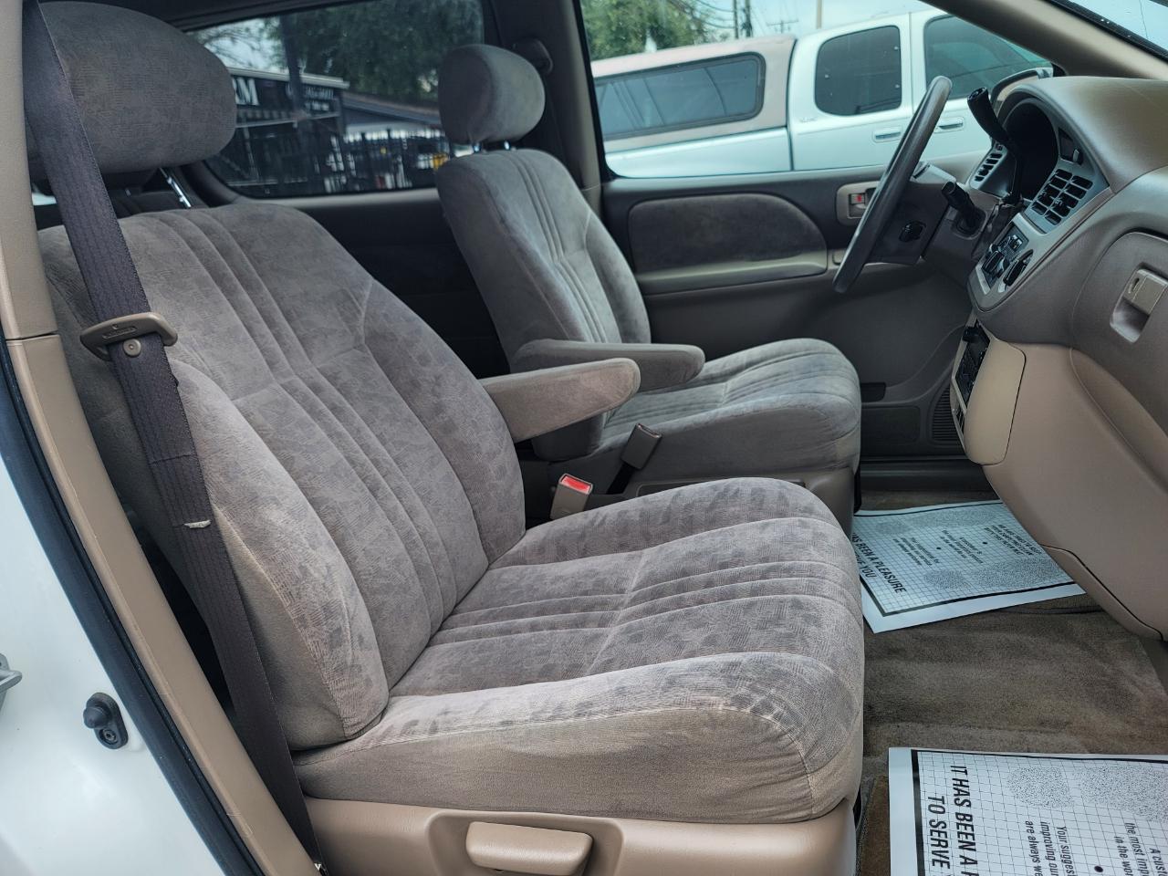 Toyota Sienna LE 2002