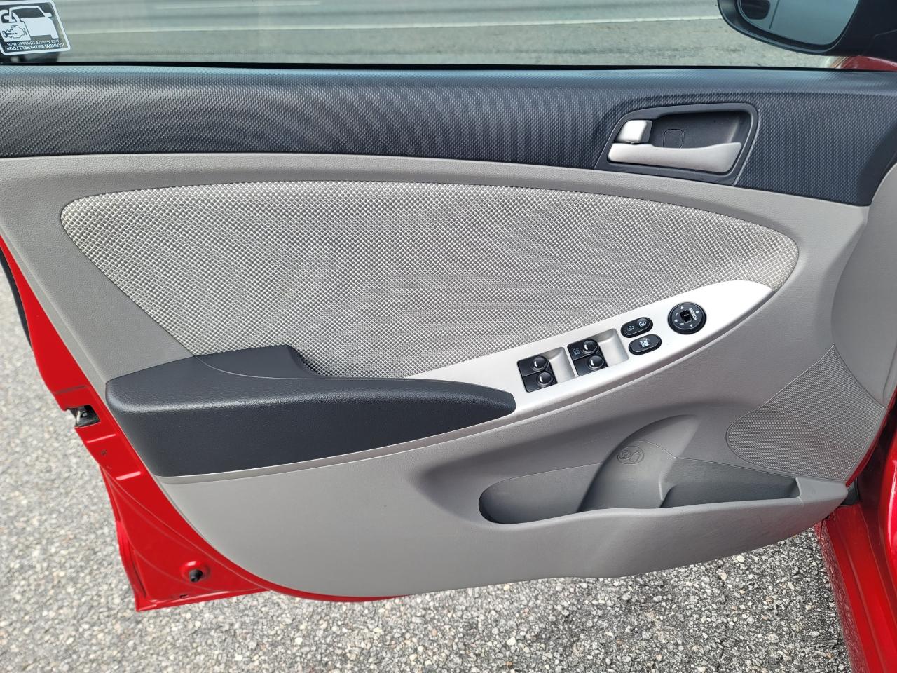 Hyundai Accent GS 5-Door 2013