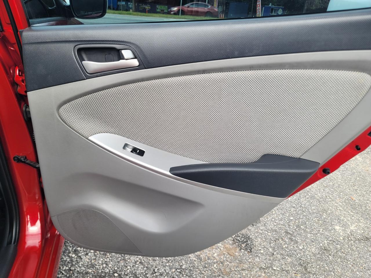 Hyundai Accent GS 5-Door 2013