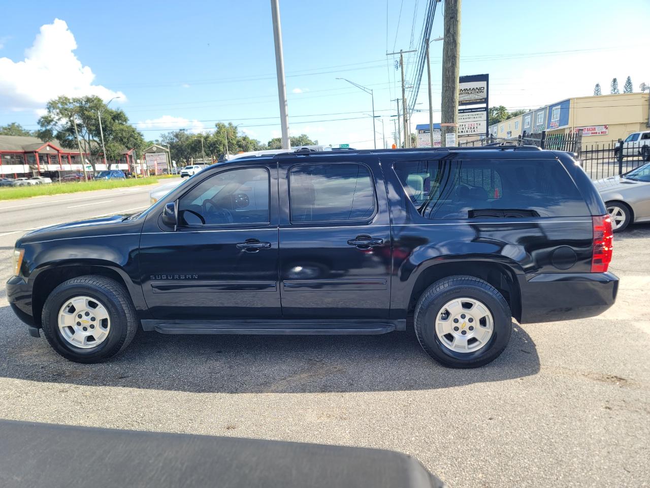 Chevrolet Suburban LT 2WD 2011