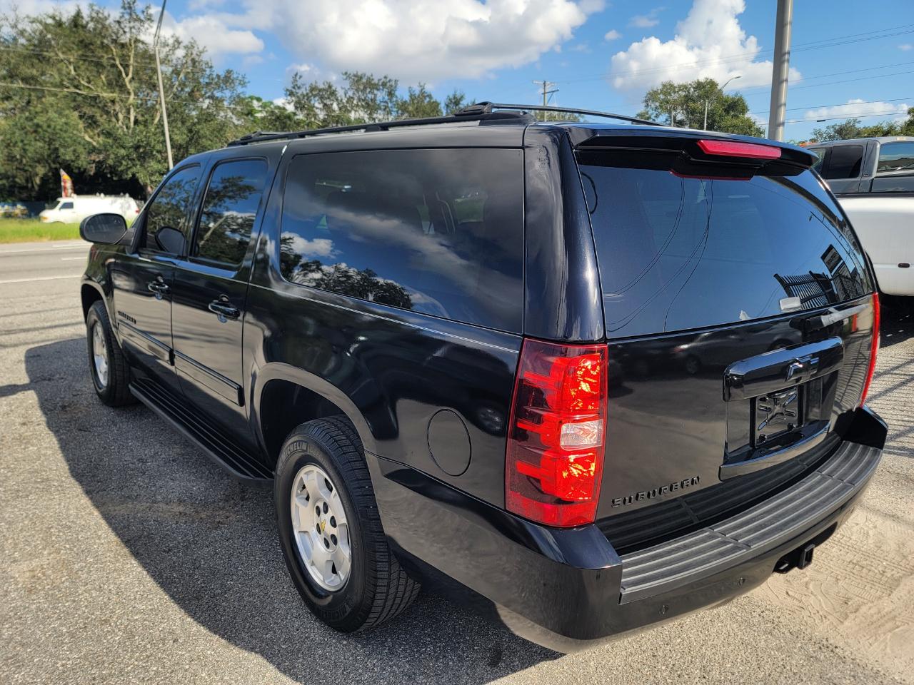 Chevrolet Suburban LT 2WD 2011