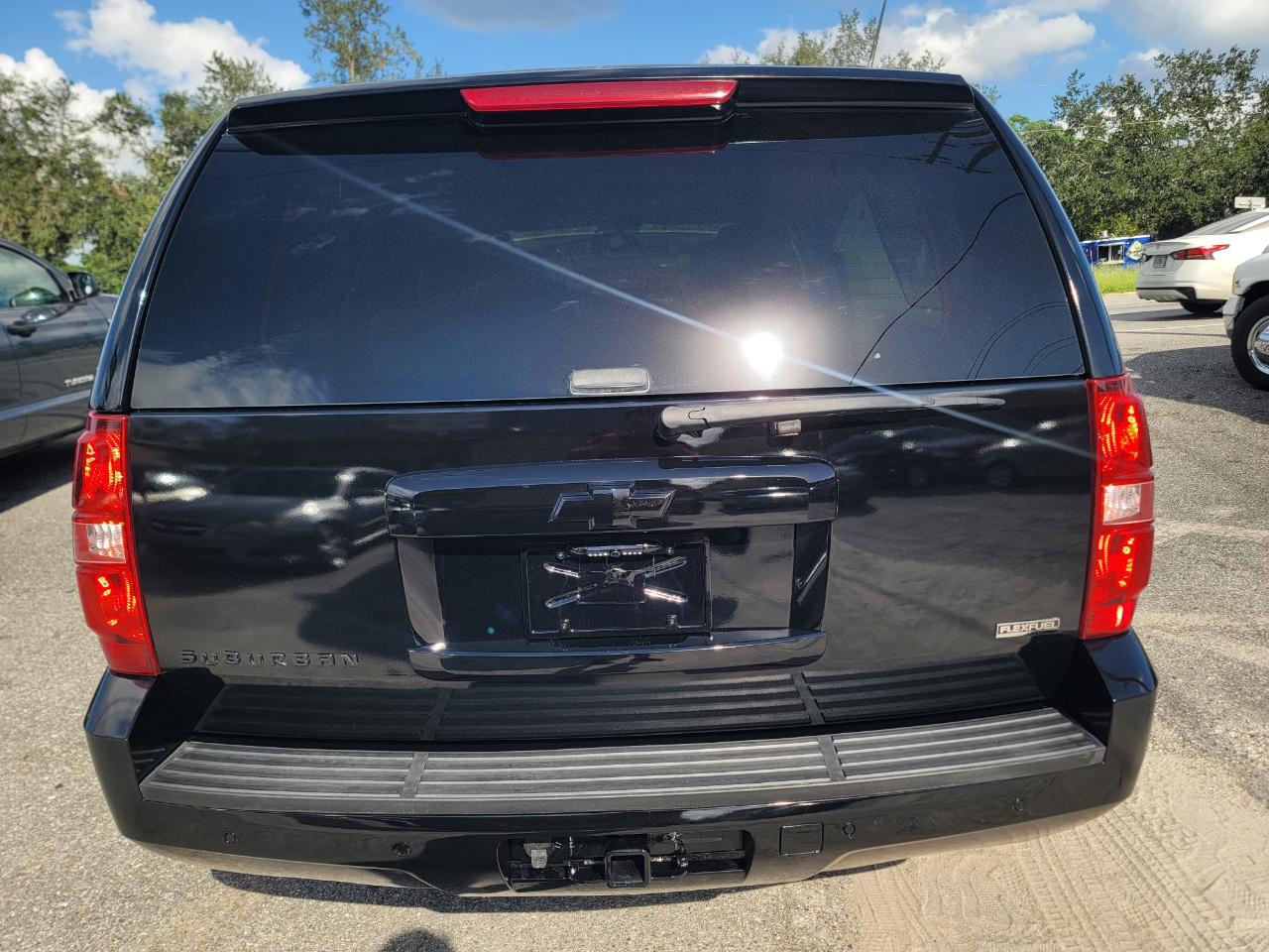Chevrolet Suburban LT 2WD 2011