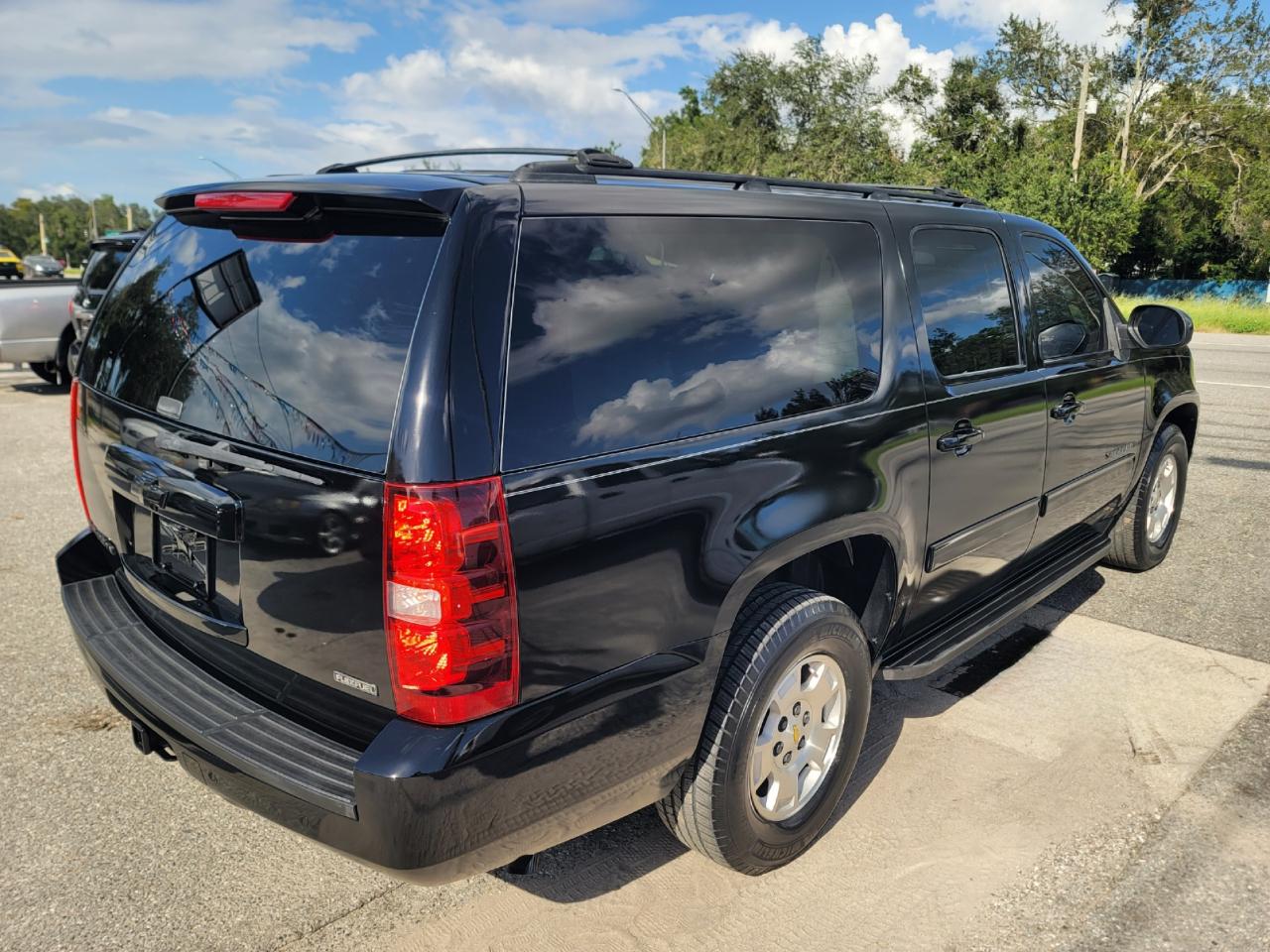 Chevrolet Suburban LT 2WD 2011