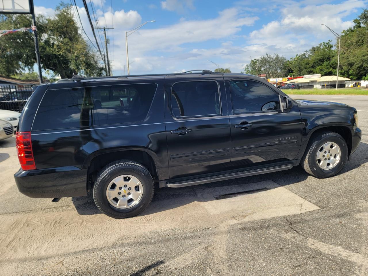Chevrolet Suburban LT 2WD 2011