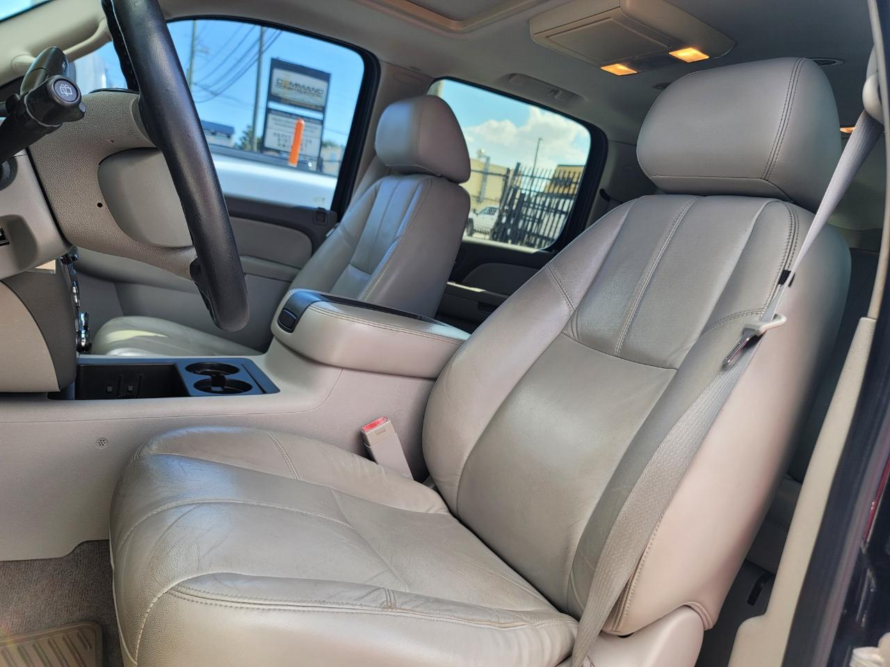Chevrolet Suburban LT 2WD 2011