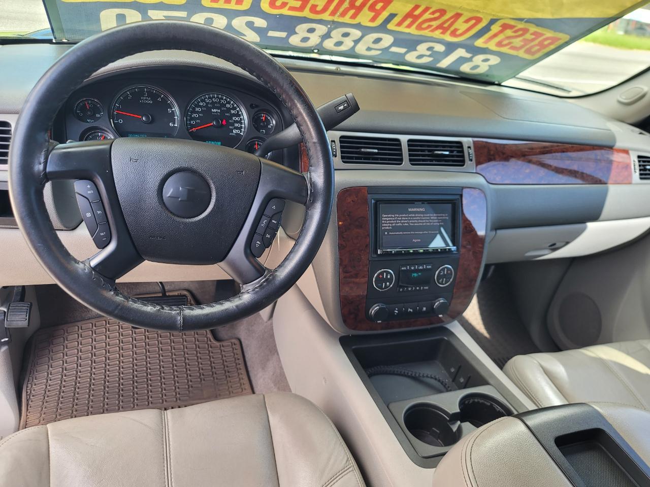 Chevrolet Suburban LT 2WD 2011