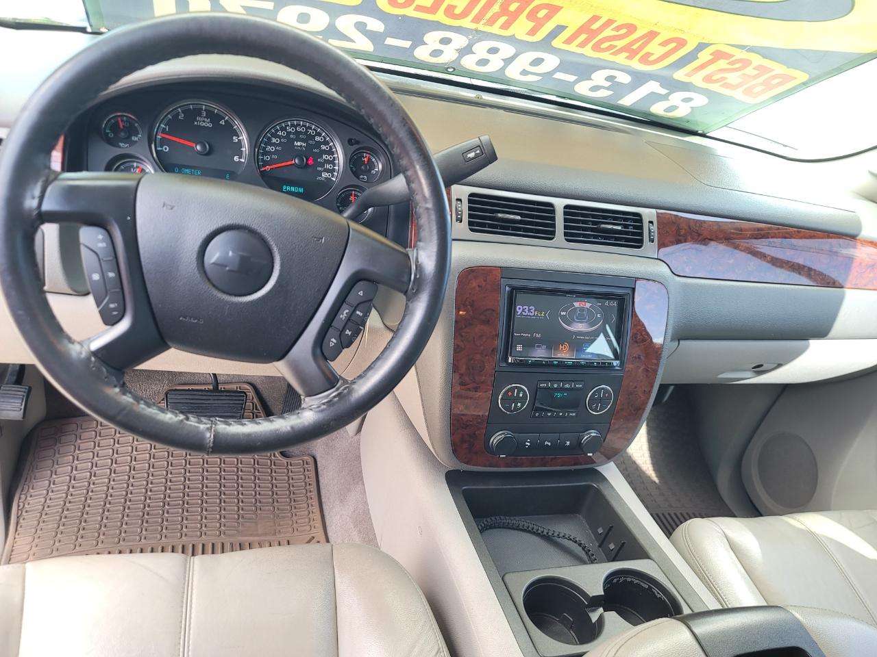 Chevrolet Suburban LT 2WD 2011