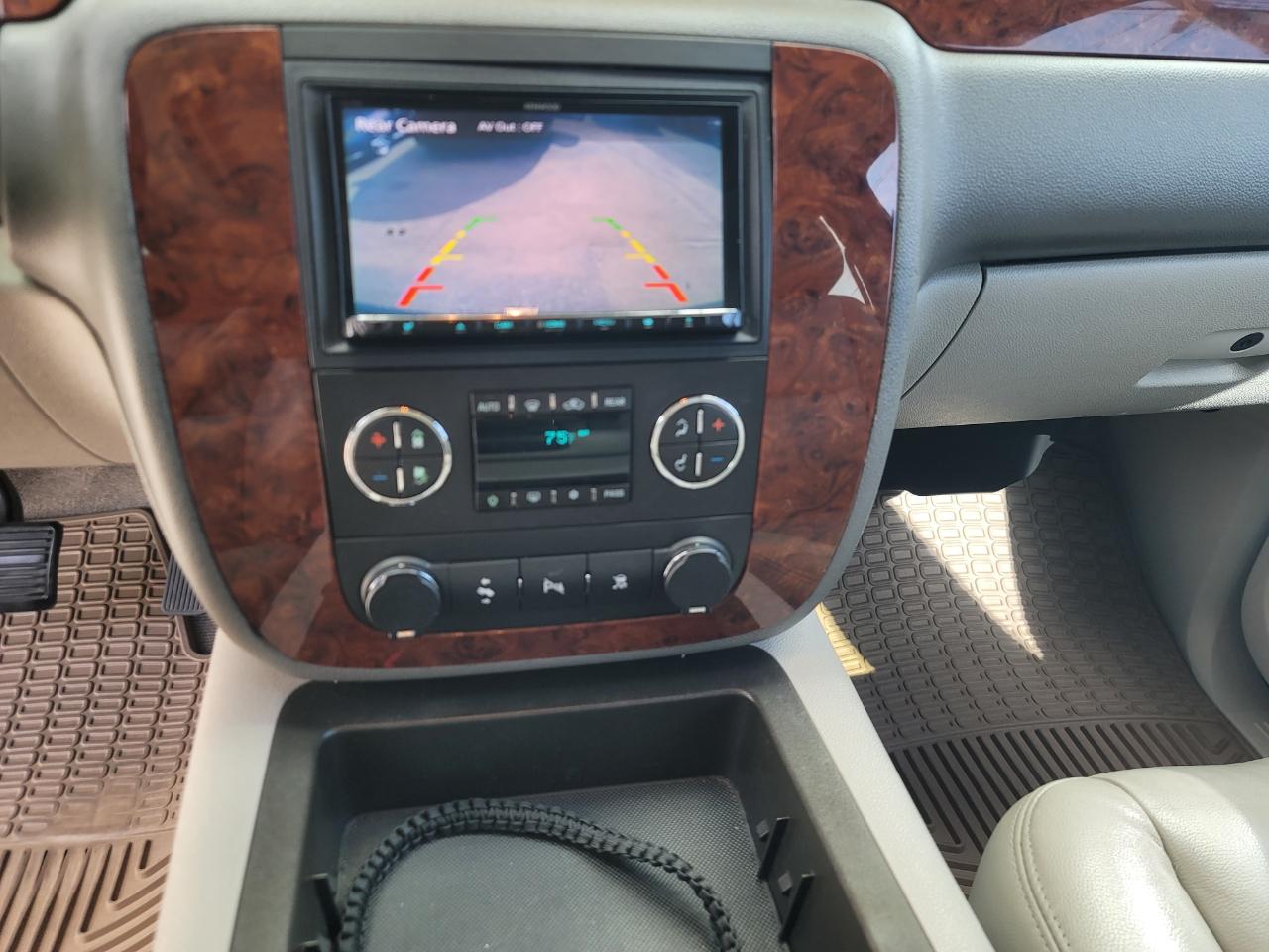 Chevrolet Suburban LT 2WD 2011