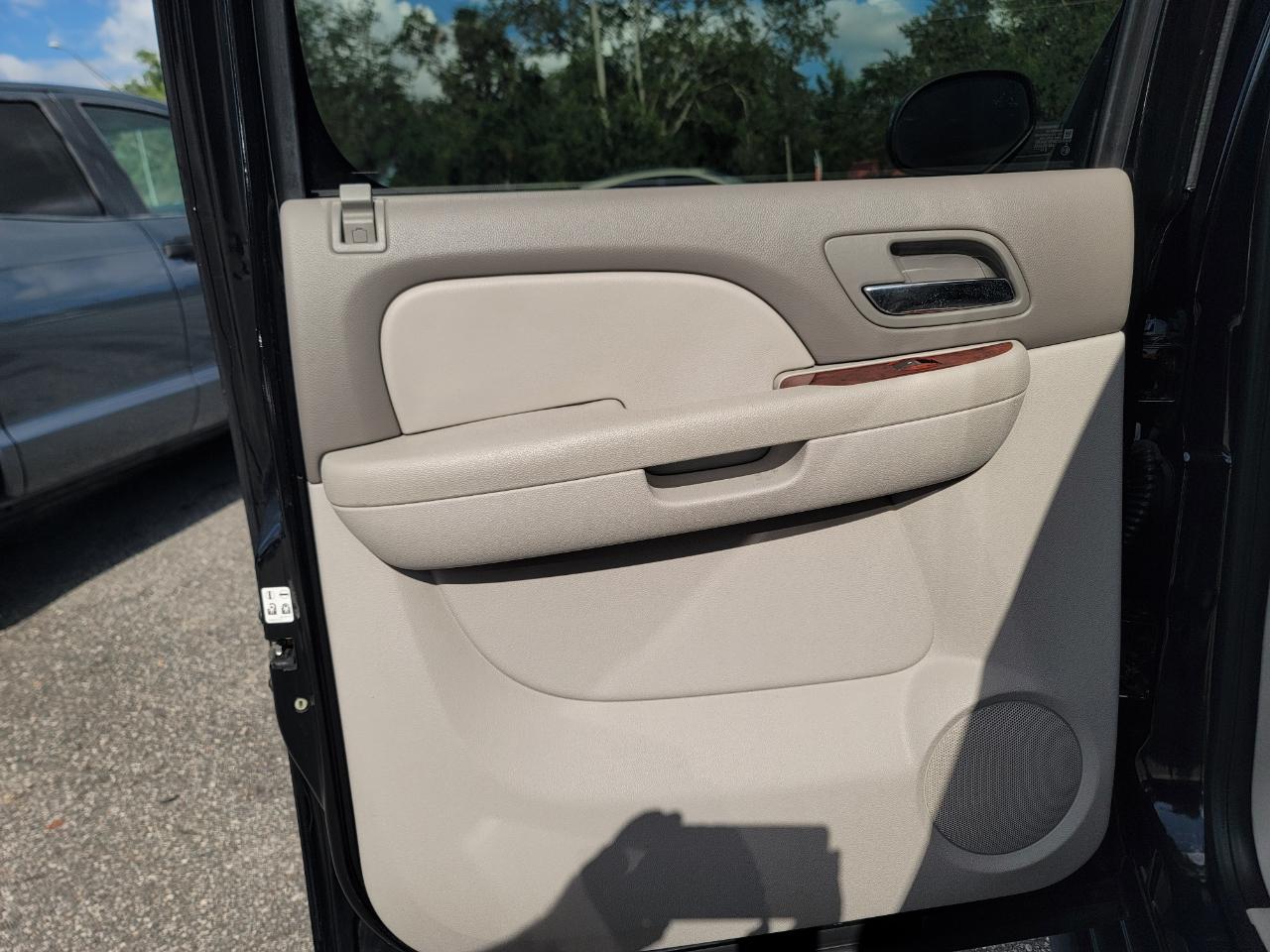 Chevrolet Suburban LT 2WD 2011