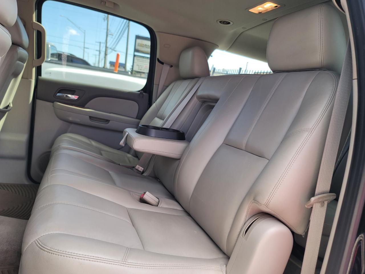 Chevrolet Suburban LT 2WD 2011